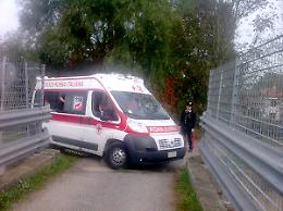 CASTIGLIONE. Anziano si butta nel canale, viene salvato dai vigili del fuoco