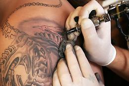 TORINO. Usa inchiostro cancerogeno, indagato un tatuatore