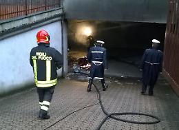 VENARIA. Prende fuoco un'auto, danneggiati sei garage