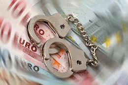 Fraudă la accizele pe alcool, demontată o organizație criminală