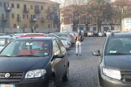 CHIVASSO. “I vigili fermino i parcheggiatori!”