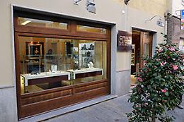 SETTIMO. Con due mazze sfondano la vetrina di una gioielleria in centro