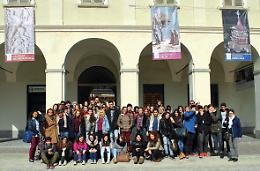 IVREA. Studenti di Grenoble sotto le rosse torri