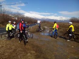 RIVAROLO. Al lavoro per ripulire il sentiero lungo il torrente Orco
