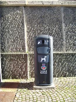 RONDISSONE. Arrivano i totem per le cacche dei cani