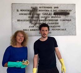 RIVAROLO. Ripulita la targa imbrattata dai vandali all'Istituto Aldo Moro