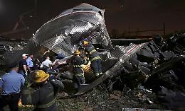 NEW YORK. Treno deragliato negli Usa, 7 morti, 200 feriti. C'è anche un italiano