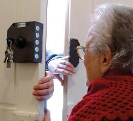  Finti tecnici dell’acqua bussano alle porte e derubano gli anziani: "L'acqua è avvelenata"