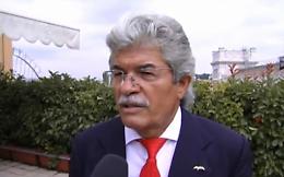 MILANO. Senatore Razzi attira l'attenzione tra i padiglioni dell'Expo
