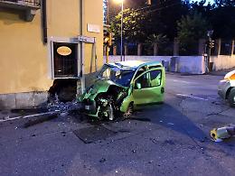 SAN MAURO. Grave incidente a Sant'Anna, auto contro un negozio