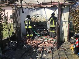 MONTANARO. Mette in moto l'auto e scoppia l'incendio