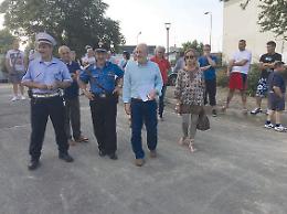 CHIVASSO. Ciuffreda con la "scorta" in via Togliatti. I residenti non la prendono bene