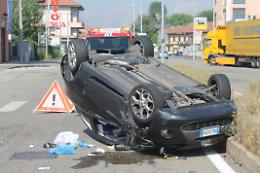 SAN MAURO. Auto si ribalta in strada San Mauro