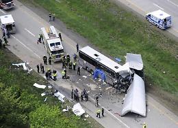 NEW YORK. Bus travolto da un tir: identificate le vittime. Ancora 4 gravi