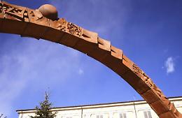 CASTELLAMONTE. Si schiantano contro l'Arco di Pomodoro