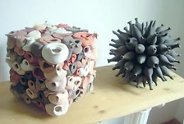 CASTELLAMONTE. Mostre: la ceramica celebra la terra