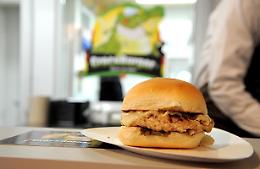 MILANO. A Expo il “crocoburger”, il panino con carne di coccodrillo