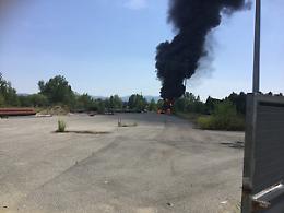 SETTIMO TORINESE. Brucia deposito plastiche, colonna fumo nero visibile a km