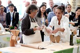 MILANO. La principessa della Thailandia a Expo fa le tagliatelle
