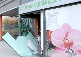 SAN MAURO. Furto con spaccata alla parafarmacia di via Aosta