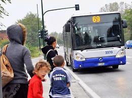 TORINO. Lancio pietre contro 'bus dei nomadi', rotto un finestrino