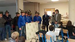 RIVAROLO. Alpini donano lavagna pentagrammata alla scuola