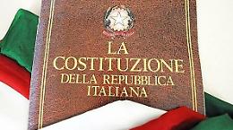 Il sindaco se ne infischia della Costituzione e non la consegna ai diciottenni