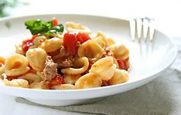 Orecchiette con salsiccia e Locorotondo Doc