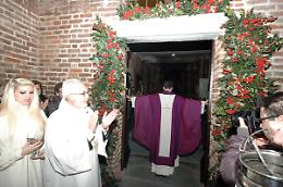 CHIVASSO. Don Davide apre la Porta della Misericordia in Duomo