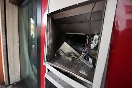 Ore 3,40, boom! Fanno saltare in aria due bancomat