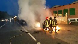 ROBASSOMERO. Auto in fiamme, 27enne salva