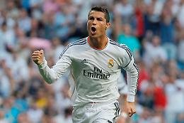 TORINO. Ronaldo: abbraccio tifosi al JMedical, firma primi autografi