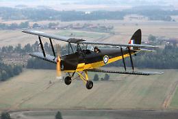PINEROLO. In volo col Tiger Moth, biplano anni '30 nei cieli Piemonte