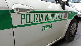 Follia all'alba ad Aurora: uomo armato insegue la compagna, salvata dalla Polizia Locale.