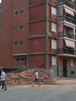 BORGARO. Crolla il muro di una palazzina