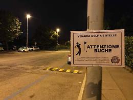 VENARIA. Ironici cartelli di CasaPound per segnalare le innumerevoli buche