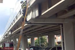SETTIMO. Cadono calcinacci dal cavalcavia. "Nessun pericolo"