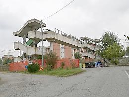 CRESCENTINO. Il calcaferrovia a rischio crollo. "Si abbatte"