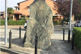 STRAMBINO. Imbrattati i monumenti di Avis e Alpini
