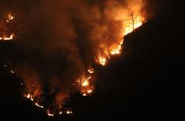 TRAVERSELLA. Bruciano anche i boschi della Valchiusella. Colombatto: “Qualcuno si diverte”