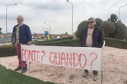 CASTIGLIONE.Il sindaco fa rimuovere gli striscioni