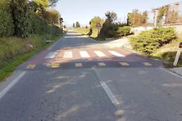 CIGLIANO. Le stranezze del Comune: dalle luci fucsia alle strisce pedonali cieche...