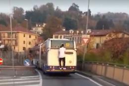 SAN MAURO. Si appende al retro del “57”. E viaggia gratis in autobus