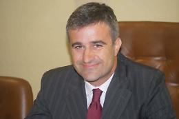 Il sindaco lo caccia dalla guida della Fondazione: il cda lo rielegge presidente