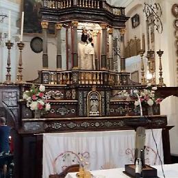 GROSCAVALLO. L’altare in restauro dopo le polemiche fuori dalla mostra