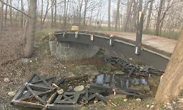 RONDISSONE. I vandali devastano il ponte della Riserva Naturale