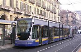 TORINO. Deraglia un tram, disagi ma nessun ferito