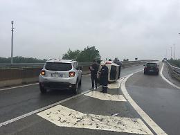 CHIVASSO. Provoca un incidente e scappa via