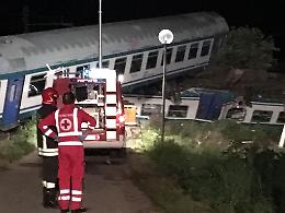 CALUSO. Treno urta camion e deraglia, due morti e 18 feriti