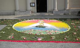 MONCRIVELLO. Nella solennità del Corpus Domini si è rinnovata la tradizione dell’«Infiorata» davanti alla chiesa